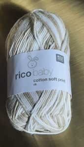 Dieses Garn ist weich und schön für die Haut. Sie besteht aus Baumwolle, 50% und Polyacryl 50%. 